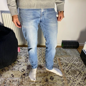 Levis 512 - Säljer dessa två par 512 från Levis i bra skick då de ej kommer till användning😆 Samma storlek och 150kr/st. Lite tajtare modell för killar men funkar som low wasited jeans för en tjej. Köpare står för frakt eller mötas i Stockholm! 