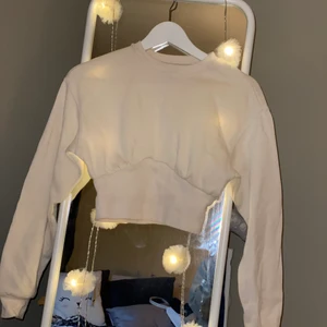 Vit tröja från H&M - Bra skick andvänt 2-3 gånger inget fel.