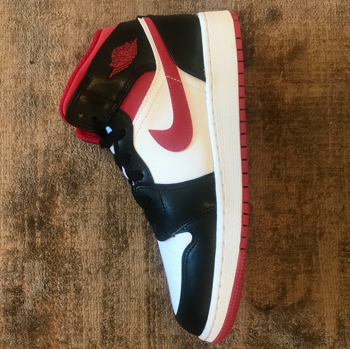 Jordan 1 Mid Gym red