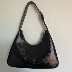 Monki handväska - Superfin axelväska från Monki köpt förra hösten men som bara inte kommit till användning, perfekt skick!! Köparen står för frakt <3