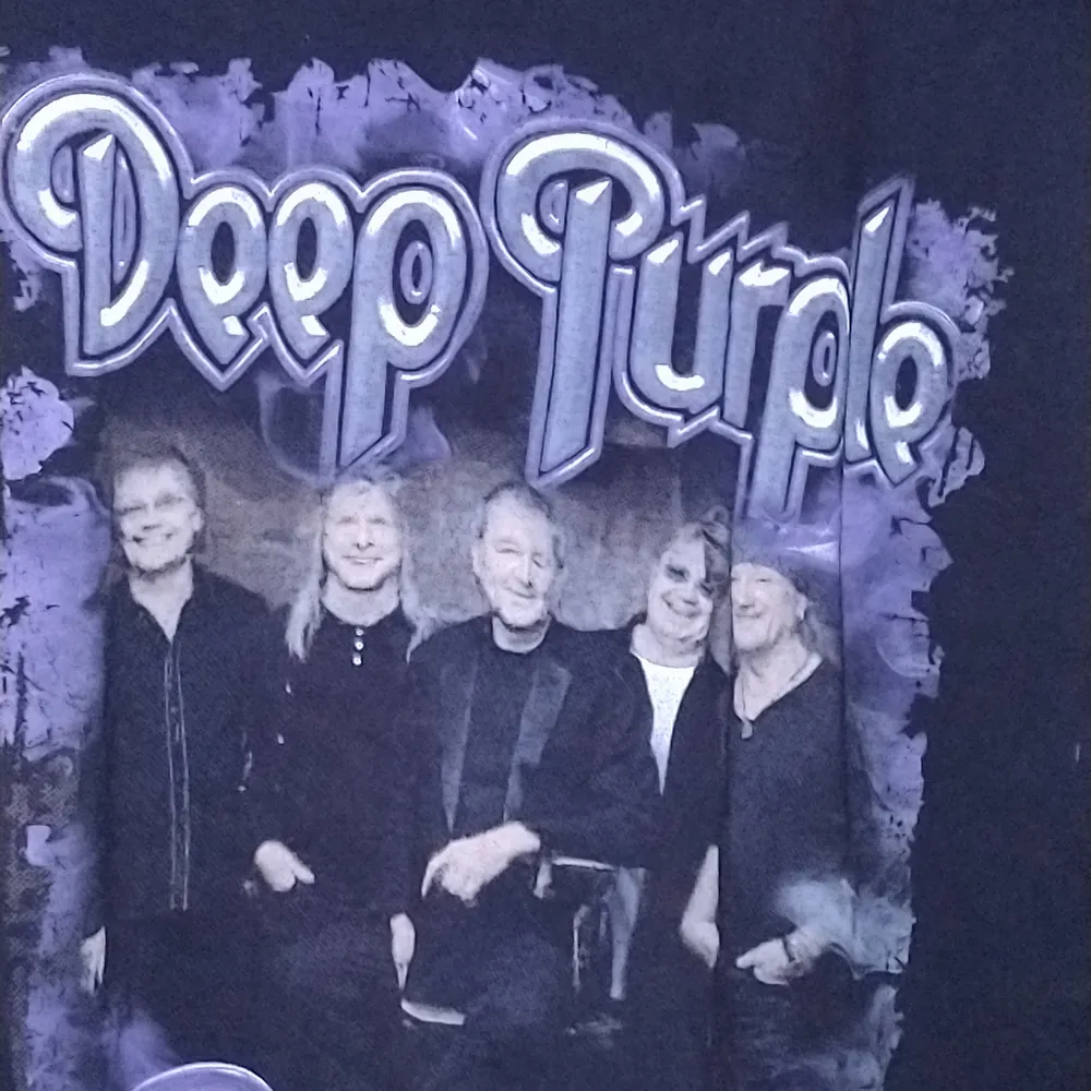 Säljer en T-shirt med Deep purple tryck på! Är i storlek M så skull se väldigt bra ut på folk som har st: M S XS för att den skulle sitta oversized. Va inte rädd för att fråga om fler bilder och det går alltid att pruta!✨. T-shirts.