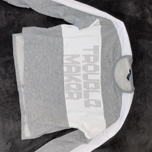 Sweatshirt  - Mysig sweatshirt med trouble maker tryck🤍