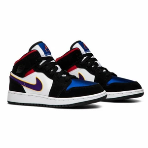 Jordan 1 mid SE GS royals - {LÅNADE BILDER} Jag säljer dessa supercoola skorna då dom nästan aldrig kommer till användning:( Tyget där framme på skon är lite slitet (se bild eller be om foto privat) Pris kan diskuteras och köparen står alltid för frakt.🥰 Kan även mötas upp i Göteborg!