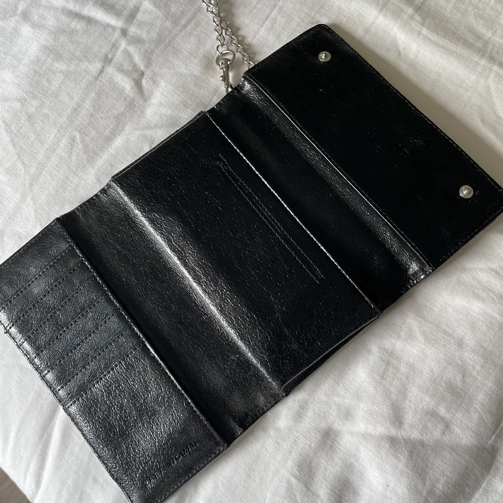 Väska / plånbok från Zara. Perfekt lite festväska med massor av smarta fack💕 Endast använd en gång på ett bröllop! Nypris: ca 300 kr. Väskor.