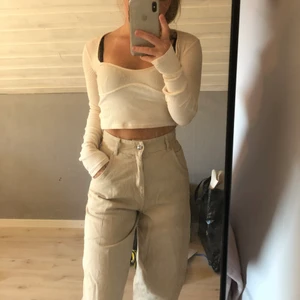 Beiga vintage-byxor - Svinsnygga beiga byxor som jag tyvärr inte får någon användning av.. de är i storlek 32 och är true to size. Hör av er med bud privat - är flexibel med priset🤎