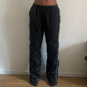 Svarta Champion trackpants  - Säljer dessa trackpants köpta på Beyond retro. Dem har ett hål i sömnen framtill, dock bara synligt ibland (skriv för mer info). Aldrig använda💕