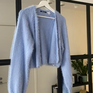 Kofta - Jätte fin och jätte skön kofta med knappar💙💙 använd 1 gång, 50kr+frakt