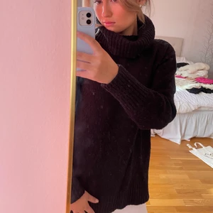 Svart stickad tröja - Säljer denna svarta stickade tröjan från H&M i storlek M. Sitter sjukt snyggt oversize på mig som normalt bär S. Skulle därför säga att den passar allt från XS-L beroende på hur man vill att den ska sitta! Sparsamt använd 
