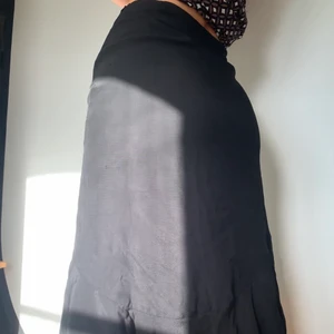 Svart midikjol - Svart kjol med dragkedja i midjan, jag är 174 och är en stl 36. Kjolen är lite nött på höften och innerfodret är lite trasigt, men annars en fin kjol. Frakt ingår i priset