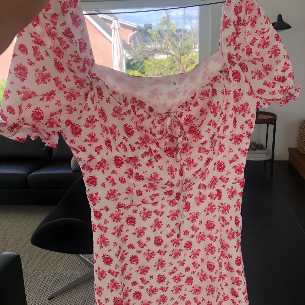Helt ny klänning, endast testad, tyvärr var den för stor för mig över bysten. Publicerar igen Pga oseriös köpare. 120kr + frakt 😊😊 (första bilden är lånad). Klänningar.