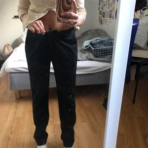 Kostymbyxor  - As balla kostymbyxor i storlek 38, säljer då de tyvär är lite förstora för mig. Sitter både lågmidjat, vanligt eller högmidjat lite beroende på hur stor man är/hur man sätter dem. Frakt tillkommer❤️