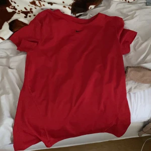 nike träningströja - har tränat i detta plagg ungefär 3 gånger o tycker den är väldigt bekväm, färgen är väldigt fin och är i storlek m😇