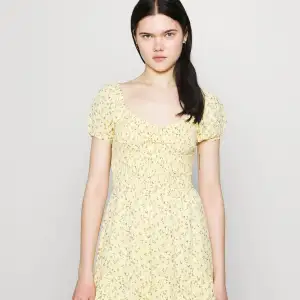 Söt gul-blommig klänning, använd endast en gång därav bra skick. 