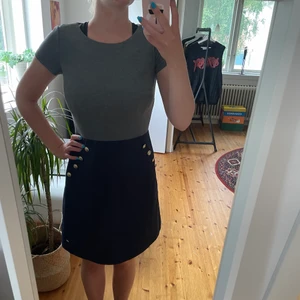 Klänning från Tommy Hilfiger - Klänning i stl S från Tommy Hilfiger i fint skick. Använd fåtal gång. Snygg klänning att ha när man vill känna sig lite extra classy!
