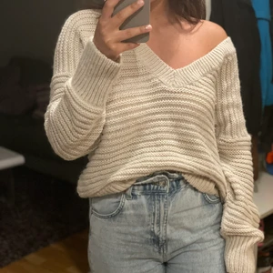 Oversized stickad tröja ifrån ASOS - En begie stickad tröja med djup v-ringning. EU 36/small men den är stor i storleken så den funkar nog för EU38/medium också. Kliar inte, väldigt mjukt och varmt material. Frakt ingår🌸