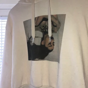 Ariiana grande hoddie - Säljer en oanvänd ariana grande hoddie. Kan mötas upp i Göteborg men annars står kunden för frakten 💞den är i free size o passar alltså alla storlekar 