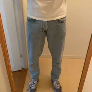 Zara jeans blåa - Blåa jeans från Zara i storlek 42. Jag är 190 cm lång. Jag säljer byxorna för att dom är för korta för mig. Jeansen är i bra skick.