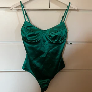 Bodysuit  - Superfin grön bodysuit med justerbara axelband. Storlek S. Ena axelbandet gick av men är lagat och syns knappt, ser fortfarande ut som ny. Säljer för 110kr