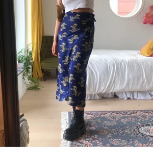 Kjol - (Första bilden lånad!) Säljer denna as fina & coola kjolen!❤️‍🔥 det är en omlott-kjol som man justerar själv i midjan, därför passar den nästan alla! 🤠120kr + frakt🤠 