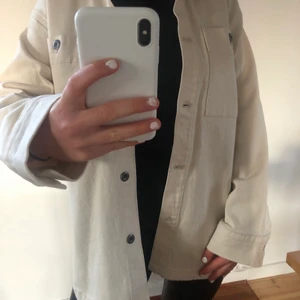 Jeansjacka - Denna jeansjacka från Lindex är superfin nu till våren, men passar minst lika bra att ha som en hästjacka! Den är i stl XS men är lite oversized. Endast använd ett fåtal gånger och är därför i väldigt fint skick💓💓 Köparen står för frakten!