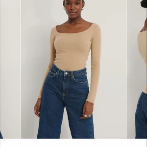 Ribbstickad tröja beige - Bra skick, använd tiotal gånger men har växt ur tröjan. Inte säker om det är samma tröja som på bilden men köpt för cirka två år sedan. Beige, urringad och höstig tröja.