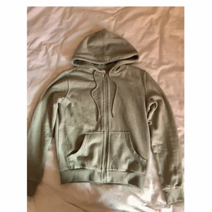 Grön Zip-up hoodie! - Superfin zip-up i en perfekt ljusgrön färg! 🤍Endast testad alltså i nyskick!! Storlek XS men passar även S. Köpt för 199:-
