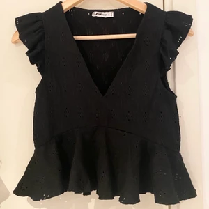 Söt topp strl S - Säljer denna trendiga volangtopp från newyorker i storlek S eftersom att den inte kommit till så stor användning så den är som ny❤️‍🔥