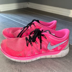 Nike skor - Nike skor, frakten betalas av köpare går också bra att mötas i Göteborg.💕🌸