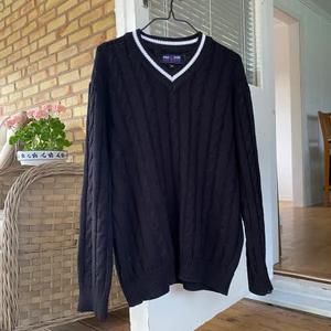 Ralph Lauren tröja - Svart snygg v-ringad tröja från Ralph Lauren. Kommer tyvärr inte till användning. I fint skick. Vid frågor kontakta mig 😊