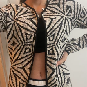 ”Stickad” kofta  - Nyskick, endast använd några gånger. 