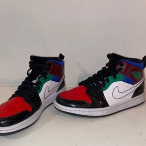 Jordan 1 - Jordan 1, använda en gång och är som nya. Skorna är i storlek 38,5. Det är bara och skriva om det skulle vara några frågor💞💞