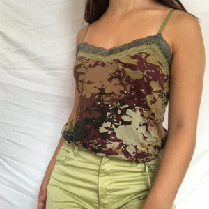 Bohemiskt linne - Bohemiskt linne med massor av unika detaljer. Uppskattas passa s/m bäst. Visas på en 38. Gott second hand skick. Smyckad med sammetskant under spetsen vid bysten. Köpare står för 24kr frakt 