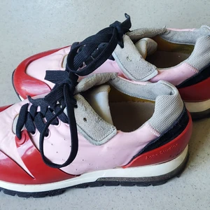 Ganska använda men väldigt coola - Acne studios skor köpta för ca 4 /5000tusen. Ett tangentbord som undersida på skorna och finns inte många 