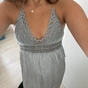 Långklänning  - En klänning som det inte finns ord för😝  Asså den här klänningen är så fin!!!!!!  Den är i strl S och är i 👌👌👌 skick!   60% viskos  40% satin  