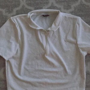 Tröja - En vit crop tröja från Gina Tricot, ‼️Helt oanvänd‼️ säljer för 30kr + 12kr frakt = 42kr totalt!🥰 