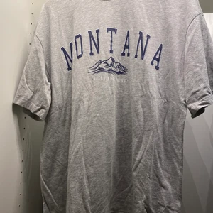 Vintage  - Säljer nu min fina t-shirt som har en ovecsized passform ,köptes för ngn månad sedan och då var den helt ny!