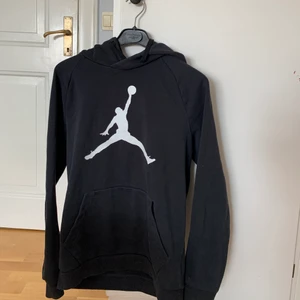 Jordan hoodie  - Säljer denna svarta Jordan hoodie då den inte används längre, trycket är helt tröjan är i mycket bra skick men använd💕 org pris: 499kr💕 min vanskliga storlek är xs/s och denna  hoodie är i storlek M/L ungefär✨