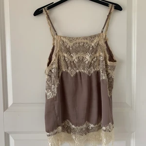 Linne / Top - Säljer ett linne från Ester Eleonora, strl S. Fint skick, 80kr. Frakt tillkommer!