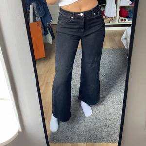 Svarta vida Weekday Jeans, Strl w28 l30 - Ett par svarta, vida jeans från Weekday i modellen Ace. I jeansstrorleken 28/30. Säljer pga byxorna är en aning korta i benen på mig som är 174cm. Jeansen är i superfint skick och väldigt bra kvalitet. De är väldigt snålt använda så säljer dem därför för 200kr! Köpta för 500kr. Möts upp i Malmö eller står köparen för frakt.
