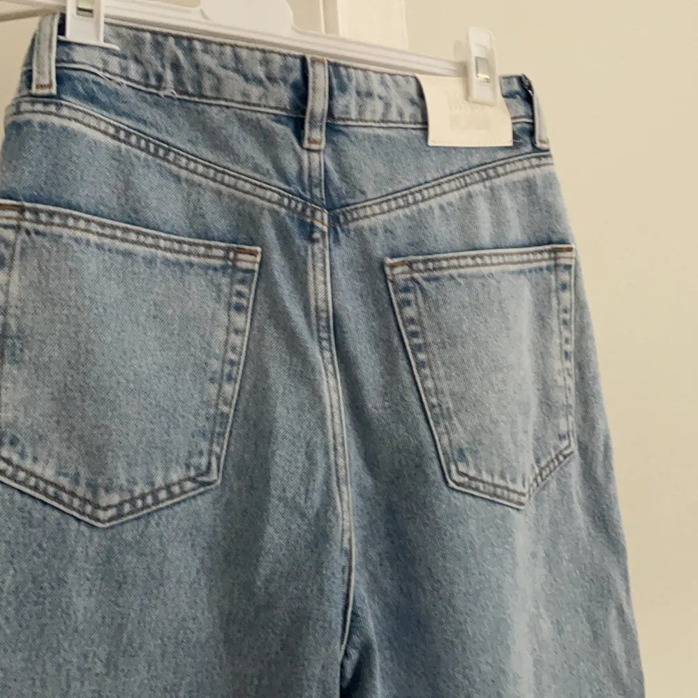 Mom jeans med hög midja frpn mango. Aldrig använda. Storlek 36.  Köparen står för frakten. Jeans & Byxor.