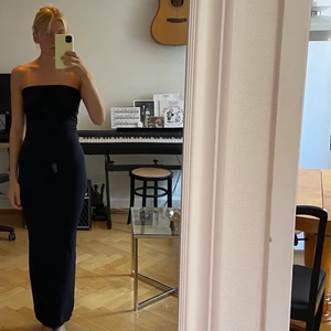 Acne klänning  - Tubklänning från Acne. Materialet är seemless och därav sitter den himla smickrande längs kroppen, tycker jag! Det står att den är i storlek XS, men den är stretchig, och därför kan likaväl någon i S eller M bära den. Jag är 169cm lång och den går ner till fötterna på mig, men det är möjligt att dra den lite upp eller ner beroende på hur man vill att den ska sitta. 