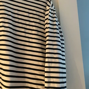 Svart vit randig tröja  - Svart vit randig tröja från Gina tricot, fint skick och normal i storleken.