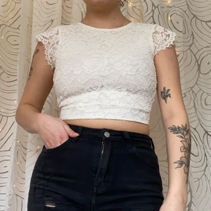 Spetstopp med öppen rygg - Superfin vit sommartopp med öppen rygg från gina tricot. Har använt den några få gånger och säljer eftersom den är snudd på för liten