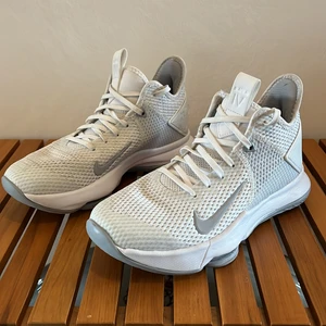 Nike basketskor storlek 39 - Nike basketskor, mycket sparsamt använda. Storlek 39. Snygg detalj på bakkappan. 