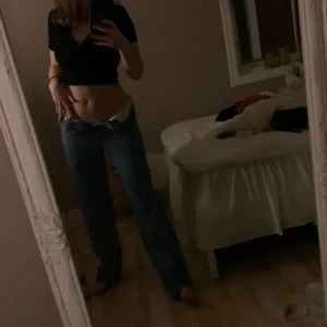 Perfekt jeans till våren  - Säljer nu mina fina abrand jeans som är använda bara någon få gång. Nypris för byxorna är 499kr och det skicket på dom just nu är som nytt. Väljer att sälja de då dom är lite för stora på mig och når ner till marken, är 166cm