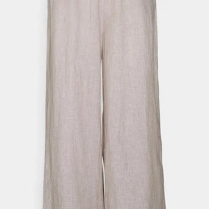 Linnebyxor  - Ett par beiga raka linnebyxor. Från Gina tricot ,Storlek 36, lite stor i storleken. Använd fåtal gånger. Inget fel, hål eller slitage. Som nya!  Pris och leverans kan diskuteras 