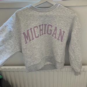 Collage tröja - Fin collage tröja ifrån ginatricot, knappast använd💕 storlek xs men mer oversized