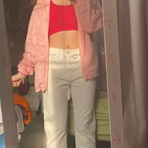 Säljer vita wideleg högmidjade jeans - De passar storlek S jag är 162 och de passar i både längd samt brädd💕 sitter tightare runt midjan o låten och blir pösigare vid benen✨