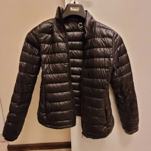 Lätt dunjacka storlek XS - Svart, lätt dunjacka från Cubus i storlek XS. Endast använd fåtal gånger, så i utmärkt skick! Kan fraktas. 