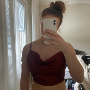 Rött sidenlinne med knyten rosett  - Jättefint linne med en rosett som man knyter i ryggen ❤️